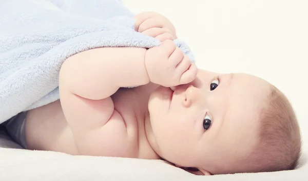 Glückliches Baby auf dem Rücken — Stockfoto