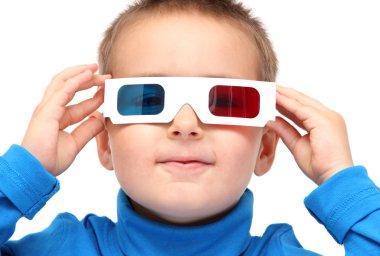 3D gözlük takan çocuk