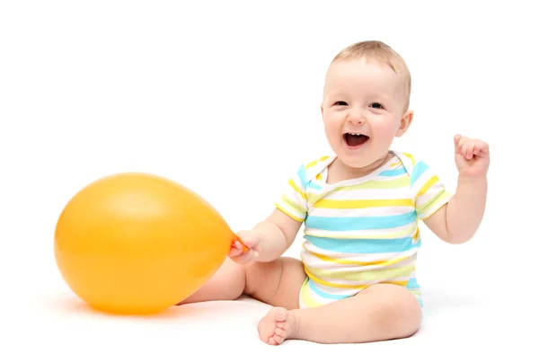 Счастливый ребенок с воздушным шариком — стоковое фото