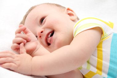 mutlu bebek yatakta yatan