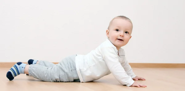 Happy baby boy crawling — Stock Photo, Image