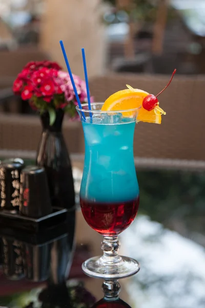 Blauer Cocktail auf dem Tisch — Stockfoto