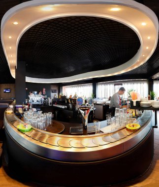 6 Haziran 2012 Odessa, Ukrayna. Yemekhanedeki suşi barı. Restoran 