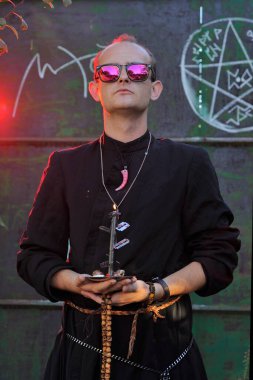 Rahip gibi giyinmiş bir adam. Cadılar Bayramı resmi. Sihir eksikliği.