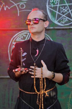 Rahip gibi giyinmiş bir adam. Cadılar Bayramı resmi. Sihir eksikliği.