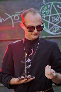 Rahip gibi giyinmiş bir adam. Cadılar Bayramı resmi. Sihir eksikliği.