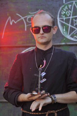 Rahip gibi giyinmiş bir adam. Cadılar Bayramı resmi. Sihir eksikliği.