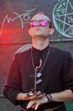 Rahip gibi giyinmiş bir adam. Cadılar Bayramı resmi. Sihir eksikliği.