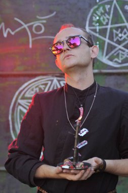 Rahip gibi giyinmiş bir adam. Cadılar Bayramı resmi. Sihir eksikliği.