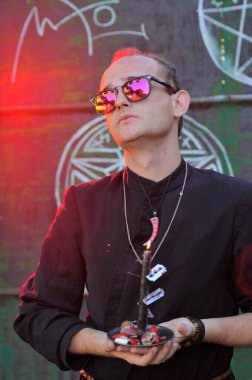 Rahip gibi giyinmiş bir adam. Cadılar Bayramı resmi. Sihir eksikliği.