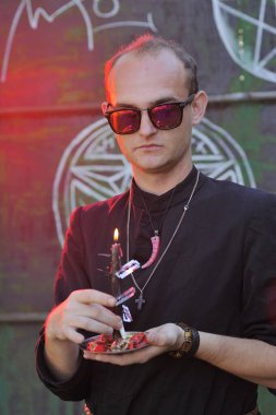 Rahip gibi giyinmiş bir adam. Cadılar Bayramı resmi. Sihir eksikliği.