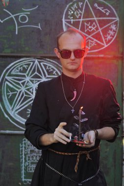 Rahip gibi giyinmiş bir adam. Cadılar Bayramı resmi. Sihir eksikliği.