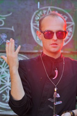 Rahip gibi giyinmiş bir adam. Cadılar Bayramı resmi. Sihir eksikliği.