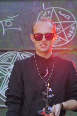 Rahip gibi giyinmiş bir adam. Cadılar Bayramı resmi. Sihir eksikliği.