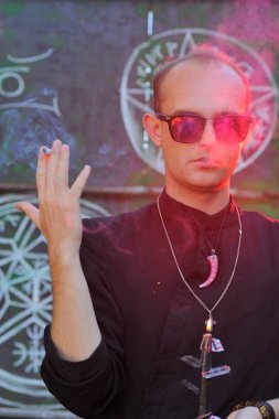 Rahip gibi giyinmiş bir adam. Cadılar Bayramı resmi. Sihir eksikliği.