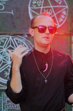 Rahip gibi giyinmiş bir adam. Cadılar Bayramı resmi. Sihir eksikliği.