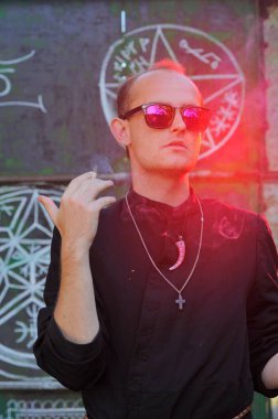 Rahip gibi giyinmiş bir adam. Cadılar Bayramı resmi. Sihir eksikliği.