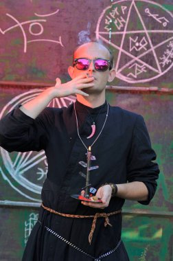 Rahip gibi giyinmiş bir adam. Cadılar Bayramı resmi. Sihir eksikliği.