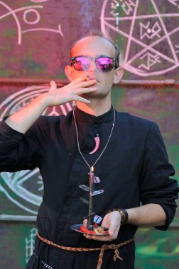 Rahip gibi giyinmiş bir adam. Cadılar Bayramı resmi. Sihir eksikliği.