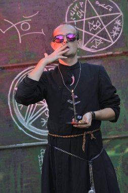 Rahip gibi giyinmiş bir adam. Cadılar Bayramı resmi. Sihir eksikliği.