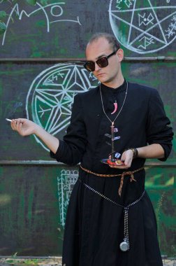 Rahip gibi giyinmiş bir adam. Cadılar Bayramı resmi. Sihir eksikliği.