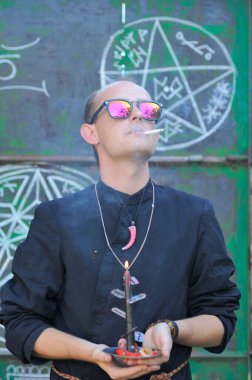 Rahip gibi giyinmiş bir adam. Cadılar Bayramı resmi. Sihir eksikliği.