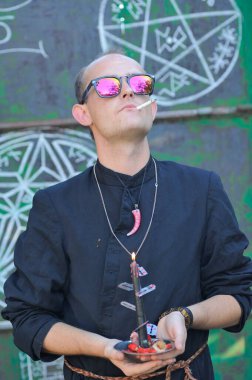 Rahip gibi giyinmiş bir adam. Cadılar Bayramı resmi. Sihir eksikliği.