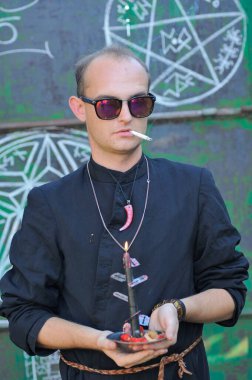 Rahip gibi giyinmiş bir adam. Cadılar Bayramı resmi. Sihir eksikliği.