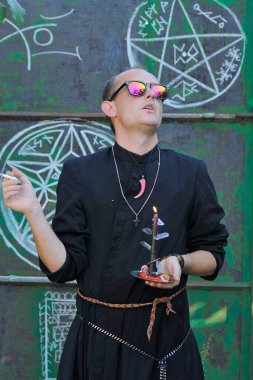 Rahip gibi giyinmiş bir adam. Cadılar Bayramı resmi. Sihir eksikliği.