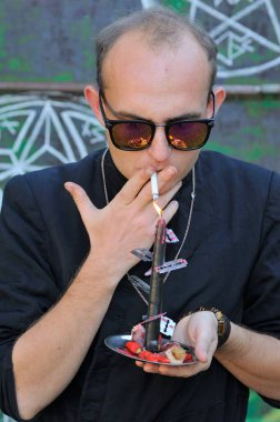 Rahip gibi giyinmiş bir adam. Cadılar Bayramı resmi. Sihir eksikliği.