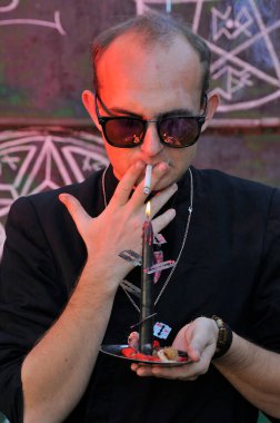 Rahip gibi giyinmiş bir adam. Cadılar Bayramı resmi. Sihir eksikliği.