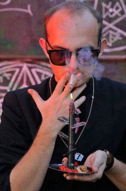 Rahip gibi giyinmiş bir adam. Cadılar Bayramı resmi. Sihir eksikliği.