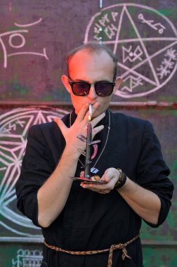 Rahip gibi giyinmiş bir adam. Cadılar Bayramı resmi. Sihir eksikliği.