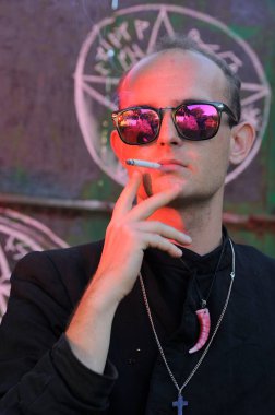 Rahip gibi giyinmiş bir adam. Cadılar Bayramı resmi. Sihir eksikliği.