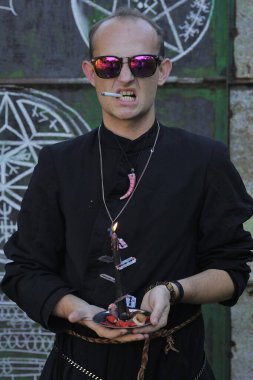 Rahip gibi giyinmiş bir adam. Cadılar Bayramı resmi. Sihir eksikliği.