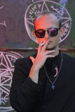 Rahip gibi giyinmiş bir adam. Cadılar Bayramı resmi. Sihir eksikliği.