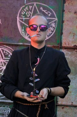 Rahip gibi giyinmiş bir adam. Cadılar Bayramı resmi. Sihir eksikliği.