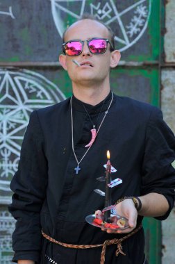 Rahip gibi giyinmiş bir adam. Cadılar Bayramı resmi. Sihir eksikliği.