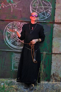 Rahip gibi giyinmiş bir adam. Cadılar Bayramı resmi. Sihir eksikliği.