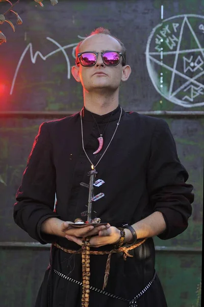 Rahip gibi giyinmiş bir adam. Cadılar Bayramı resmi. Sihir eksikliği.