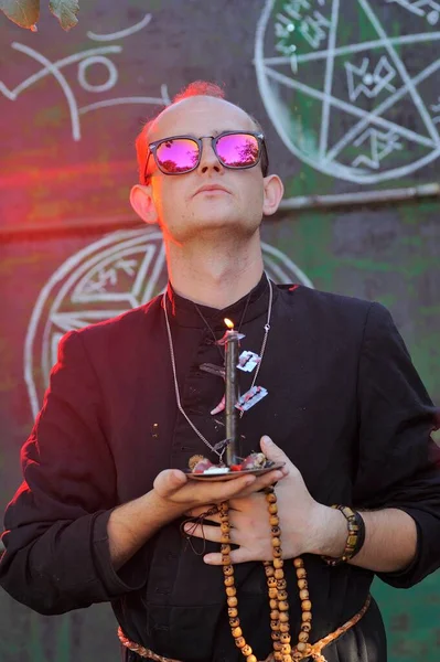 Rahip gibi giyinmiş bir adam. Cadılar Bayramı resmi. Sihir eksikliği.