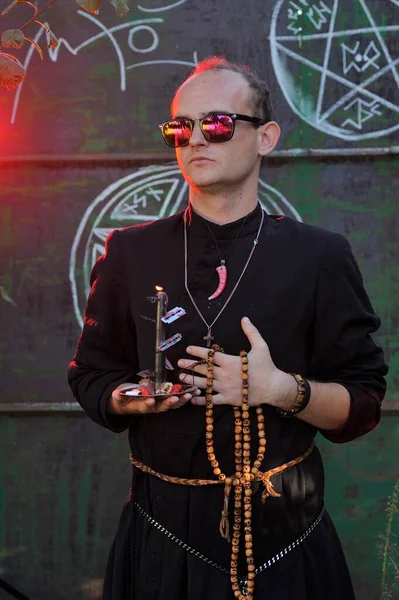 Rahip gibi giyinmiş bir adam. Cadılar Bayramı resmi. Sihir eksikliği.