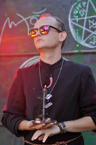 Rahip gibi giyinmiş bir adam. Cadılar Bayramı resmi. Sihir eksikliği.