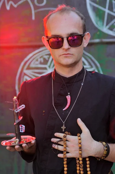 Rahip gibi giyinmiş bir adam. Cadılar Bayramı resmi. Sihir eksikliği.