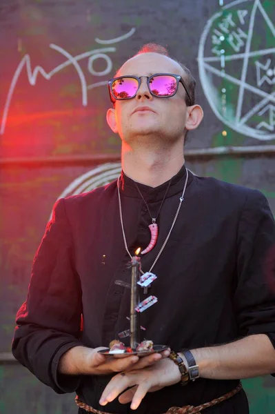 Rahip gibi giyinmiş bir adam. Cadılar Bayramı resmi. Sihir eksikliği.