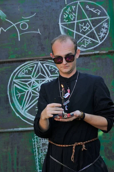 Rahip gibi giyinmiş bir adam. Cadılar Bayramı resmi. Sihir eksikliği.