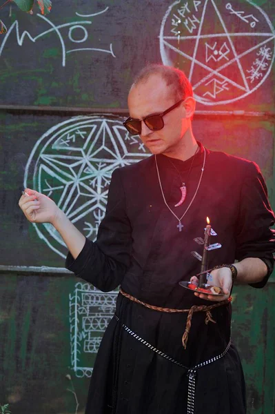 Rahip gibi giyinmiş bir adam. Cadılar Bayramı resmi. Sihir eksikliği.