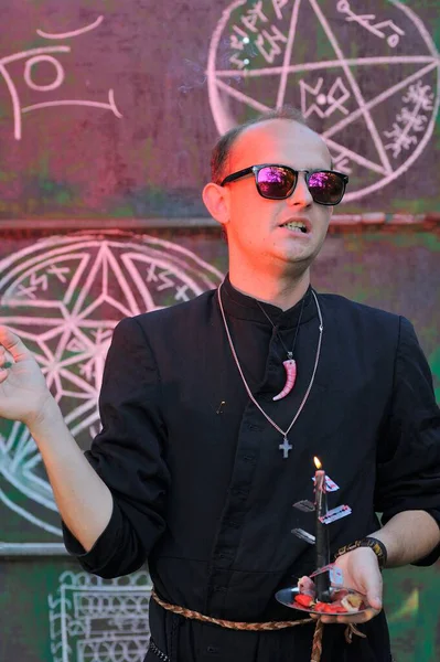 Rahip gibi giyinmiş bir adam. Cadılar Bayramı resmi. Sihir eksikliği.