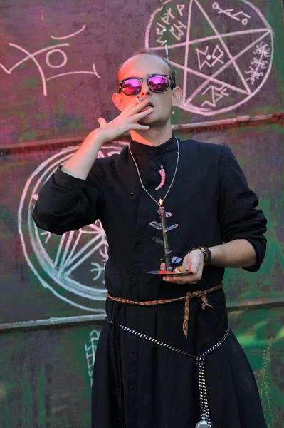 Rahip gibi giyinmiş bir adam. Cadılar Bayramı resmi. Sihir eksikliği.