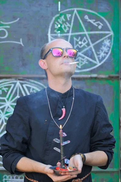 Rahip gibi giyinmiş bir adam. Cadılar Bayramı resmi. Sihir eksikliği.